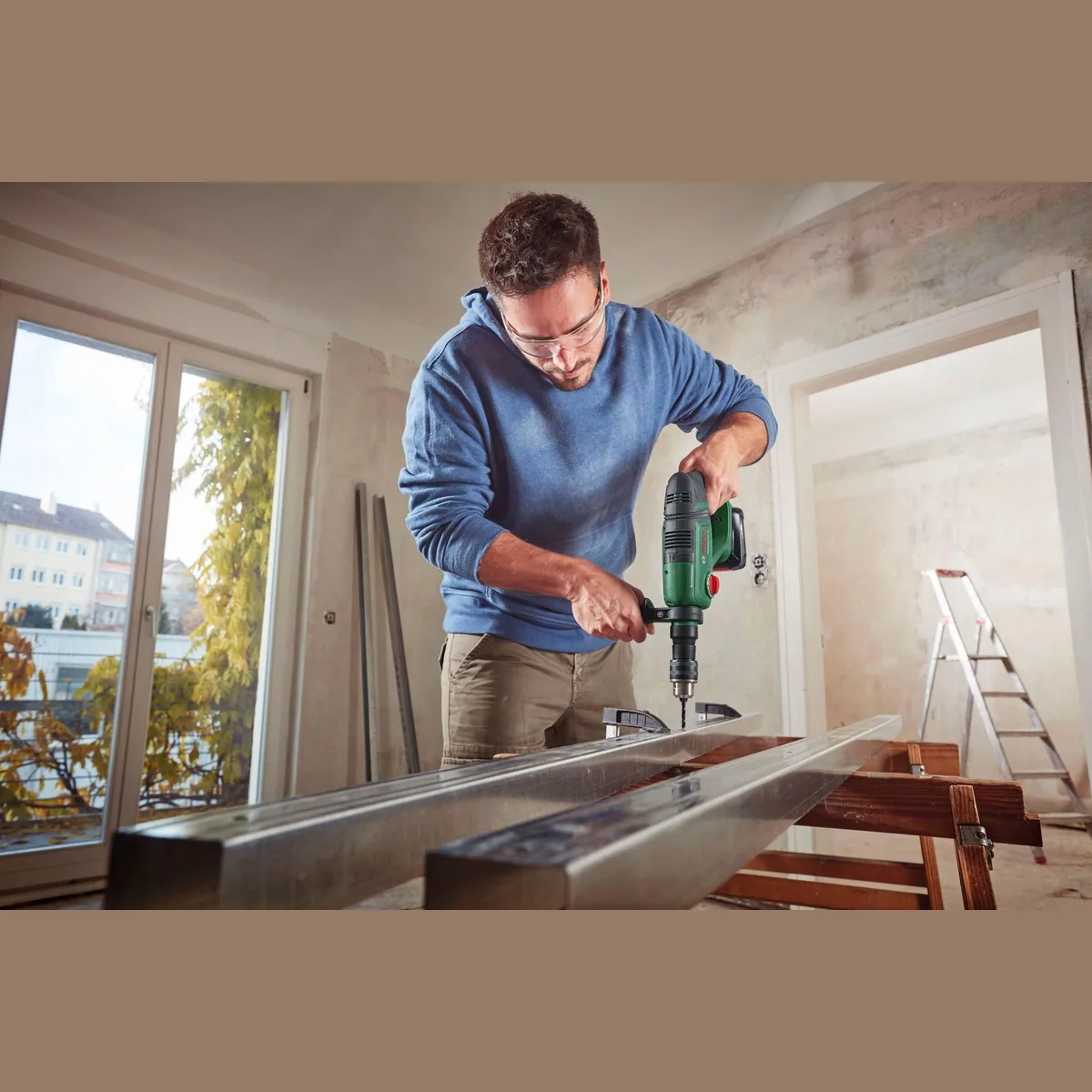 Bosch Home & Garden UniversalHammer, 18V Akku-Bohrhammer mit 2 Akkus und Ladegerät 2