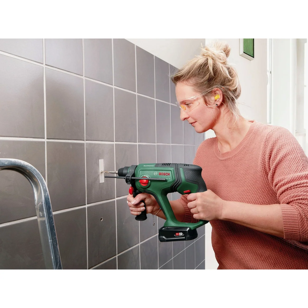 Bosch Home & Garden UniversalHammer, 18V Akku-Bohrhammer mit 2 Akkus und Ladegerät 4