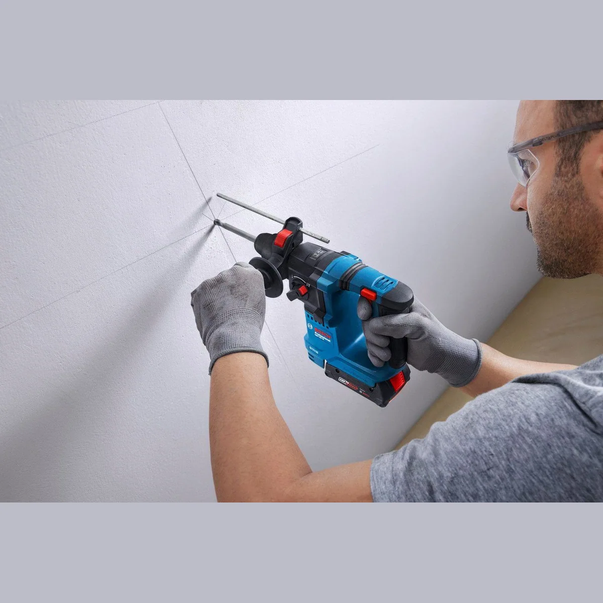 Bosch Professional GBH 18V-18 Akku-Bohrhammer, mit 2 Akkus und Ladegerät, kompaktes Design 4