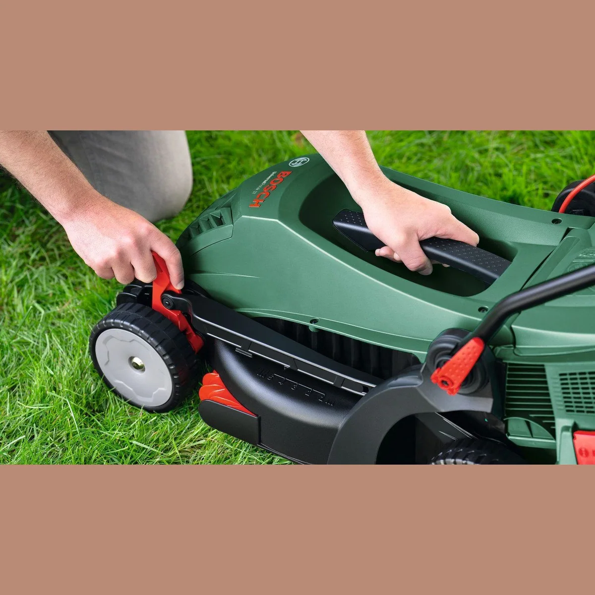 Bosch Home & Garden EasyRotak 32-215, 32 cm Schnittbreite, kraftvoll und handlich 4