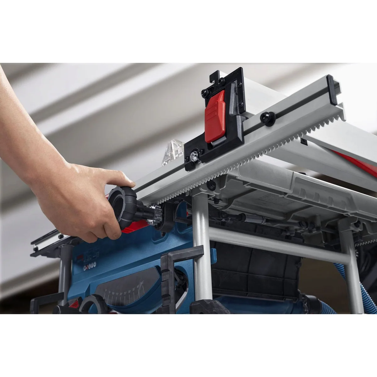 BOSCH Tischkreissäge GTS 70-216, kompakt, präzise Schnitthöhe, staubminimierend 3