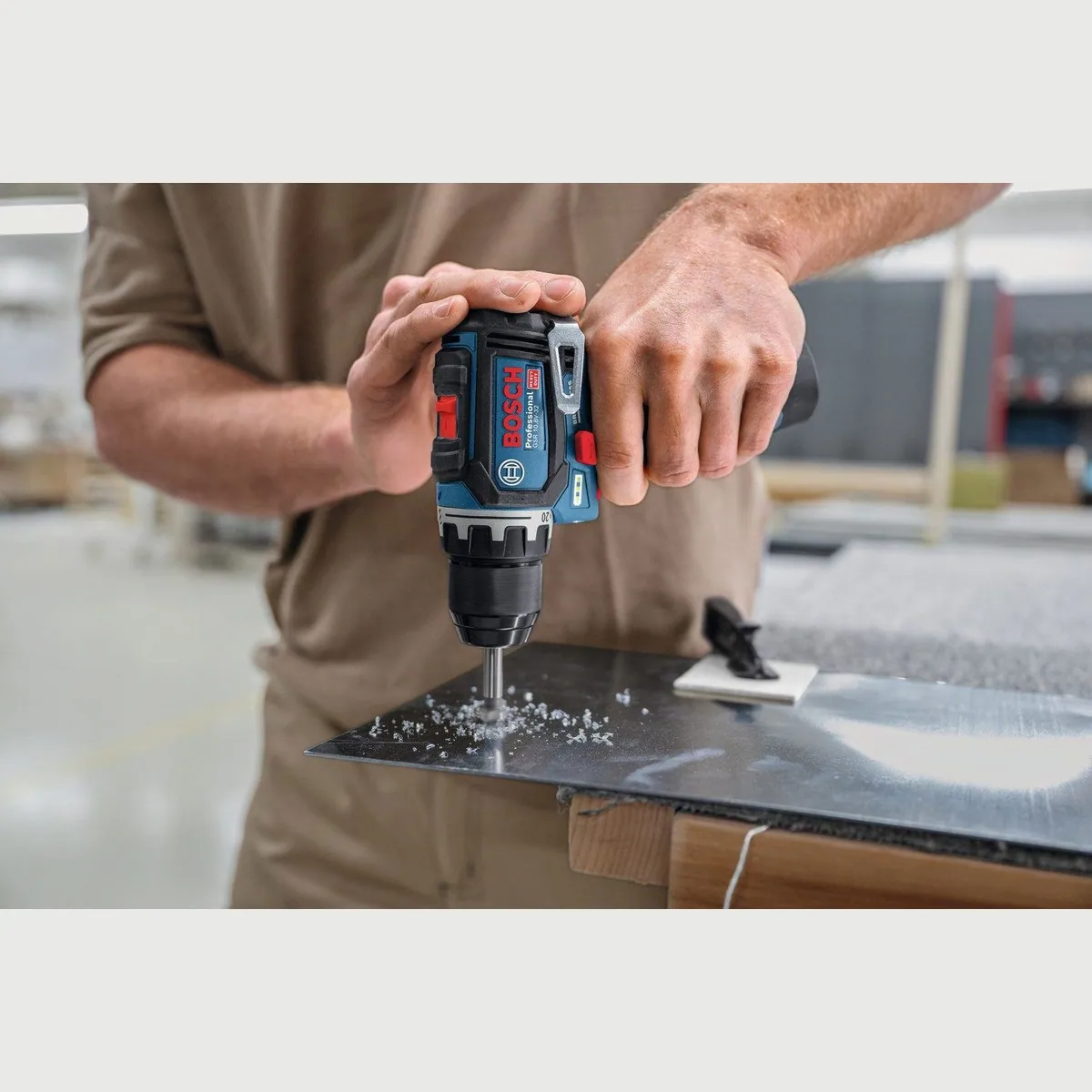 Bosch Professional Akku-Bohrschrauber GSR 12V-32, kompakt, leicht, inklusive 2 Akkus 2