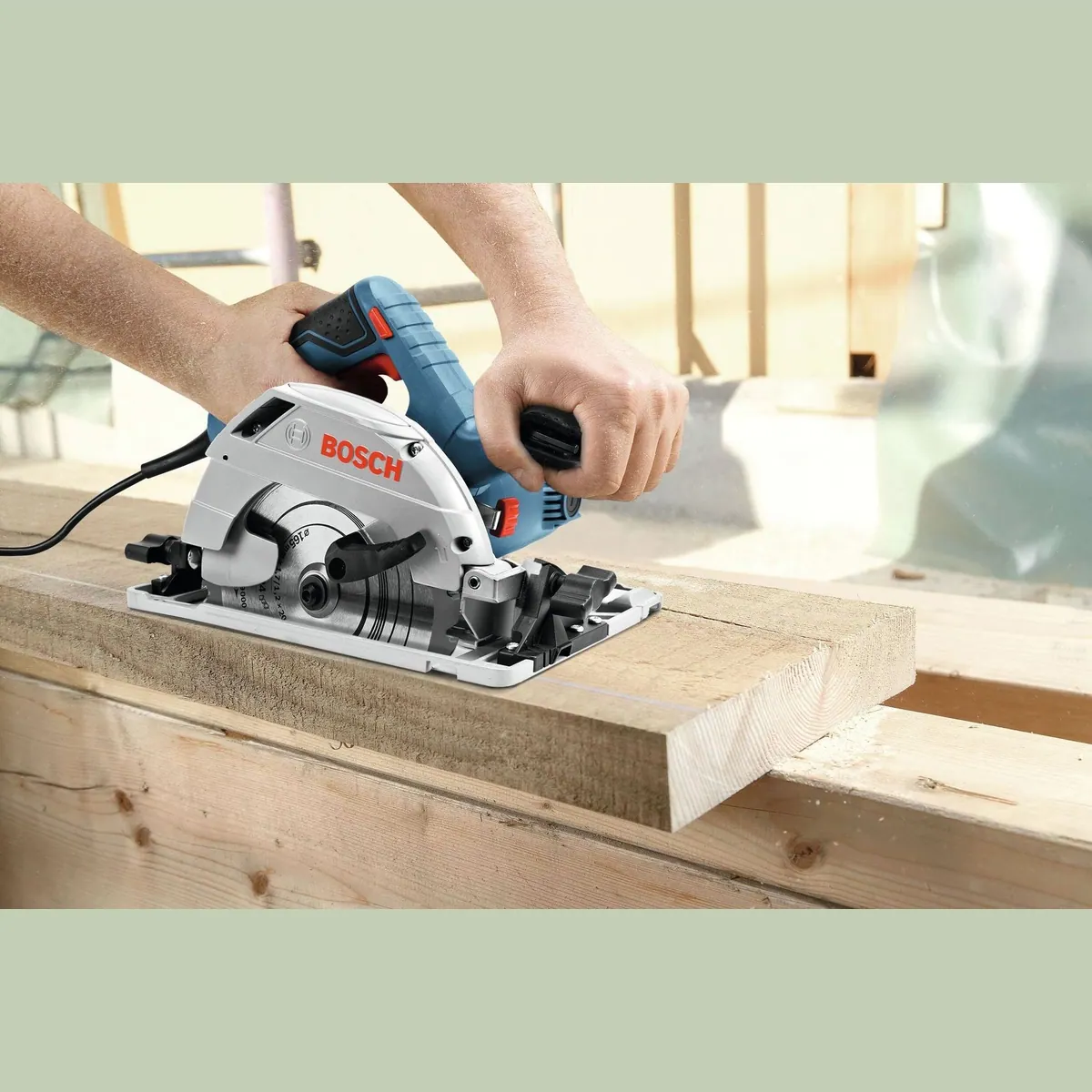 Bosch Professional GKS 55+ GCE Handkreissäge, präzise Schnitte bis 63 mm Tiefe 2