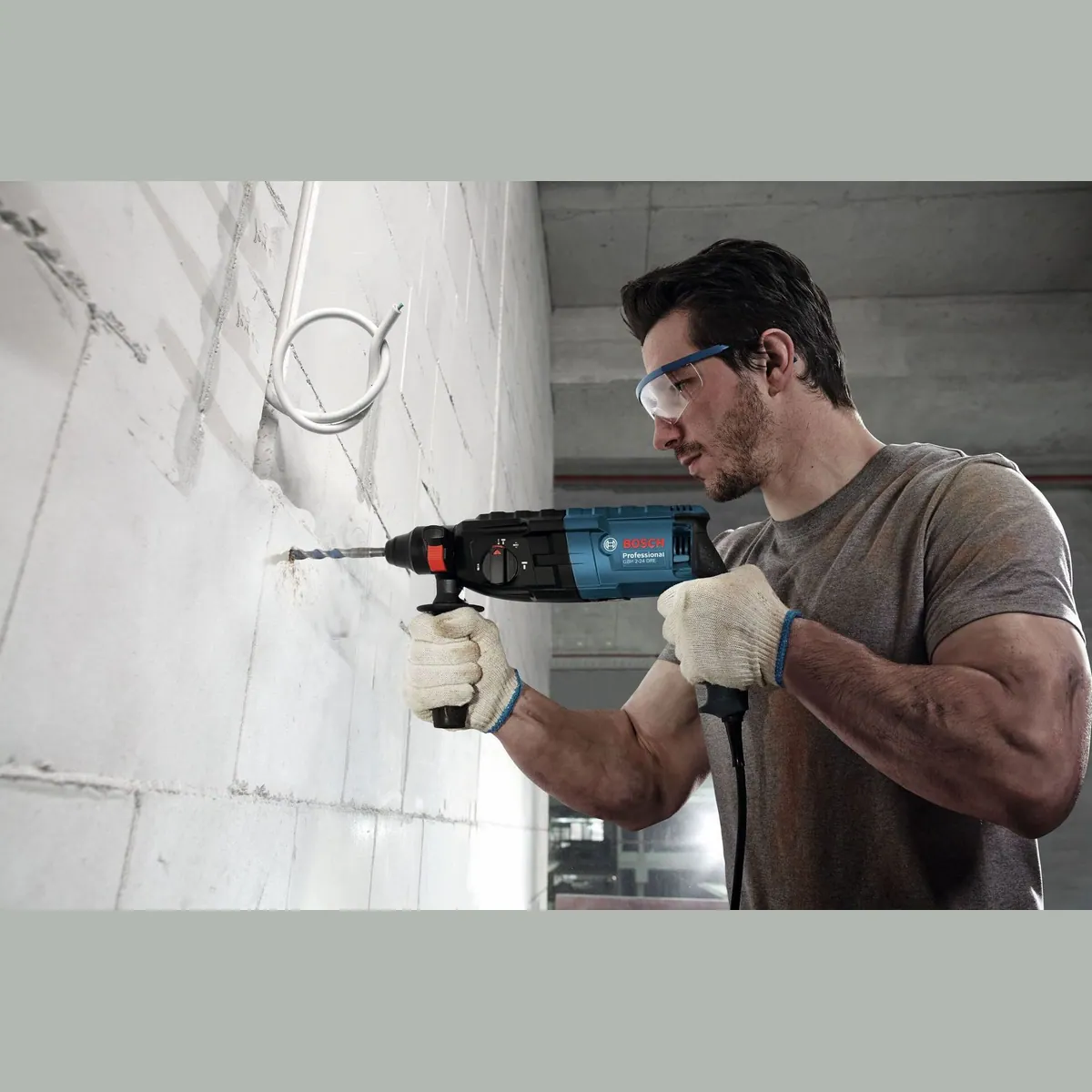BOSCH GBH 240 Bohrhammer, 790 W, max. 930 U/min, inkl. Handwerkerkoffer 3