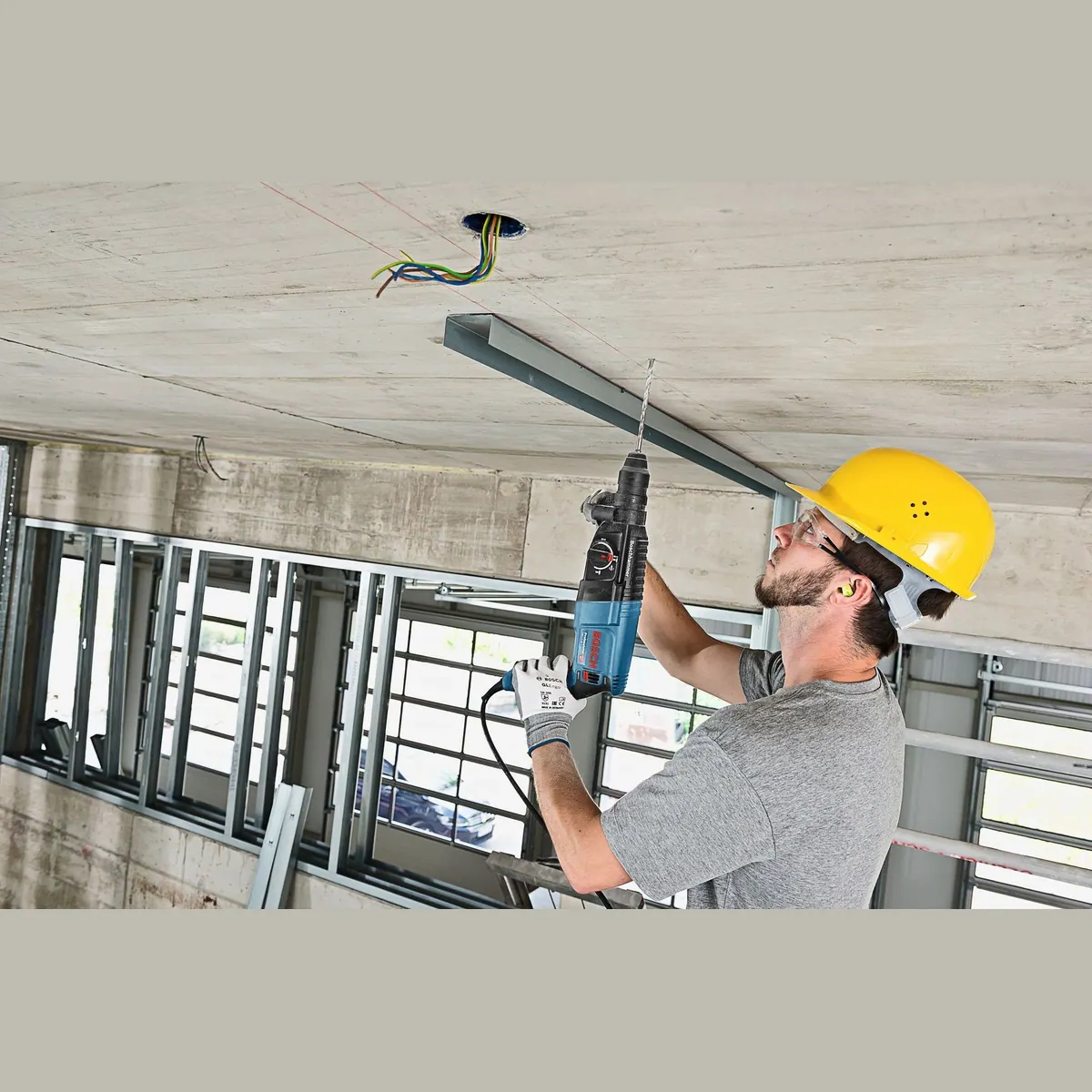 Bosch Professional GBH 2-26 F, kraftvoller Bohrhammer mit SDS plus — 2,7 Joule Schlagenergie, Schnellspannbohrfutter, Vario-Lock 4