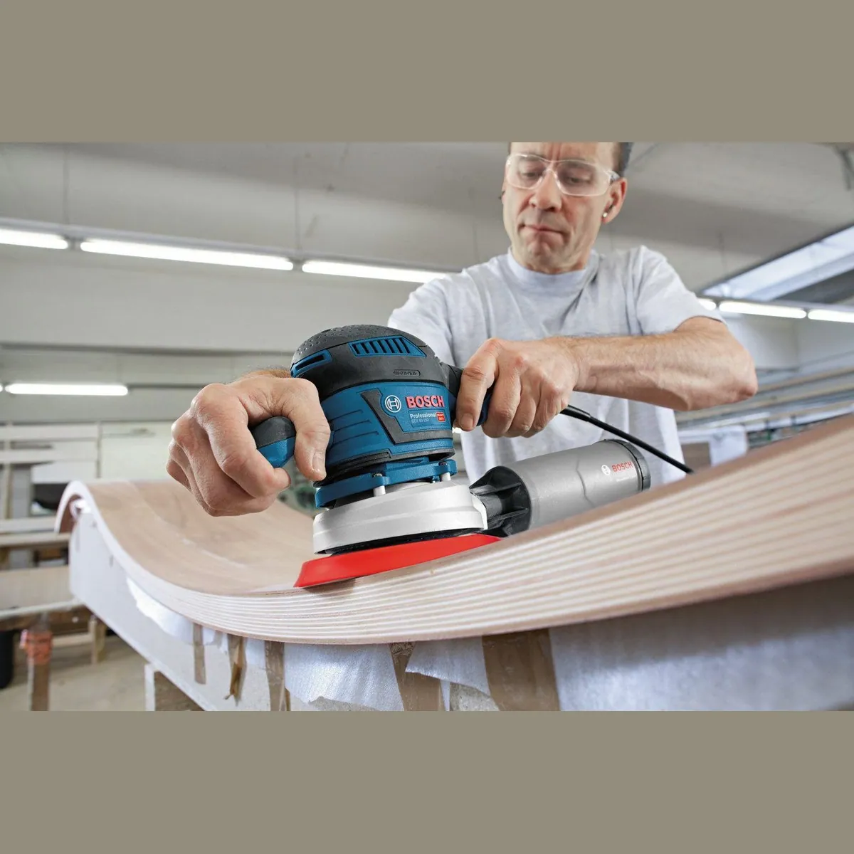 Bosch Professional GEX 40-150 Exzenterschleifer, hohe Leistung, Vibrationsdämpfung, Multiloch-Schleifteller 5
