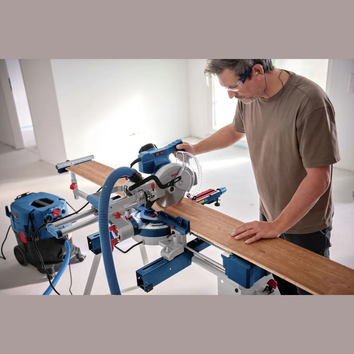 BOSCH Kapp- und Gehrungssäge GCM 305-216 D, hohe Präzision und Ergonomie 3