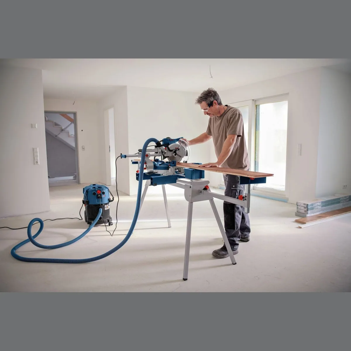 BOSCH Kapp- und Gehrungssäge GCM 305-216 D, hohe Präzision und Ergonomie 4