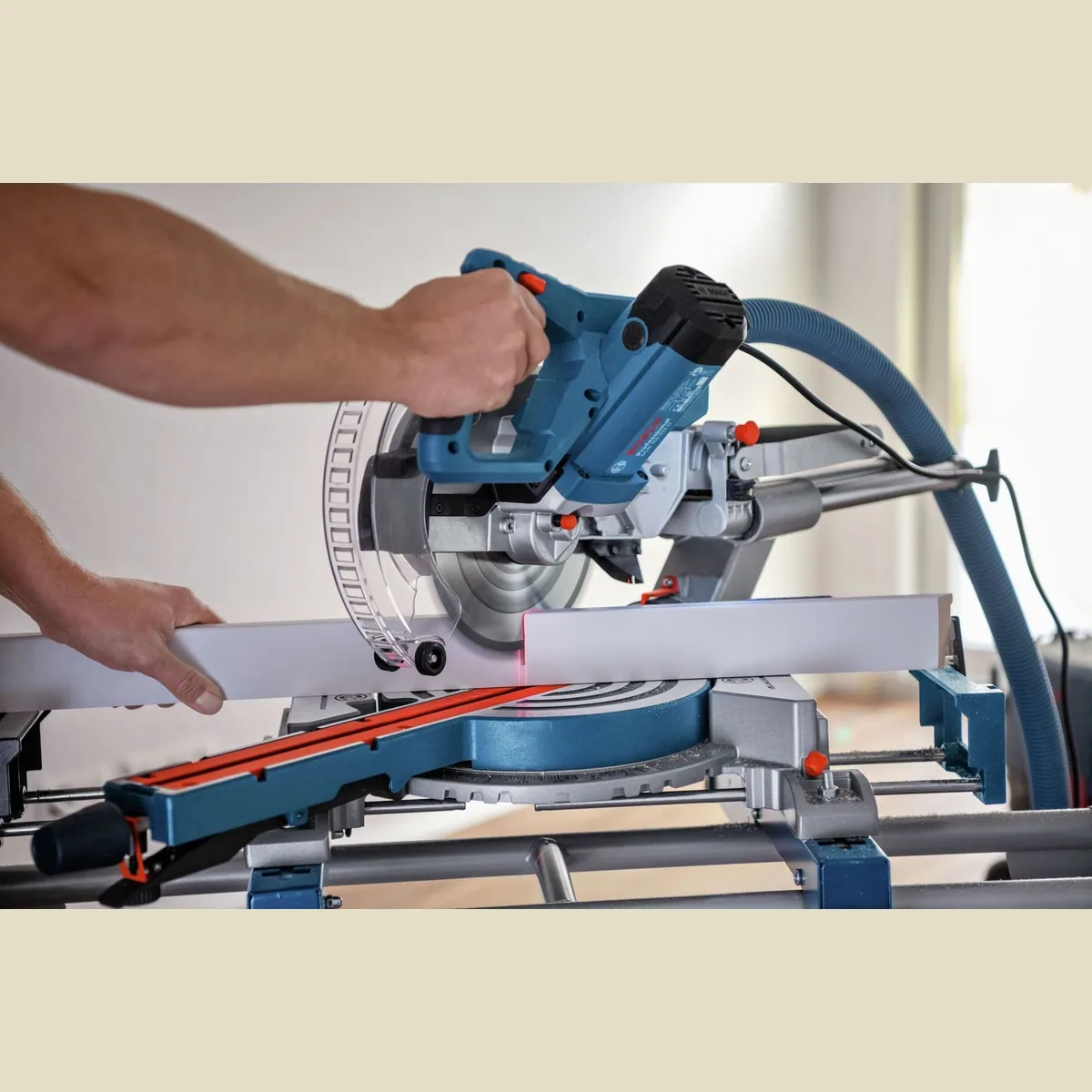 BOSCH Kapp- und Gehrungssäge GCM 305-216 D, hohe Präzision und Ergonomie 5