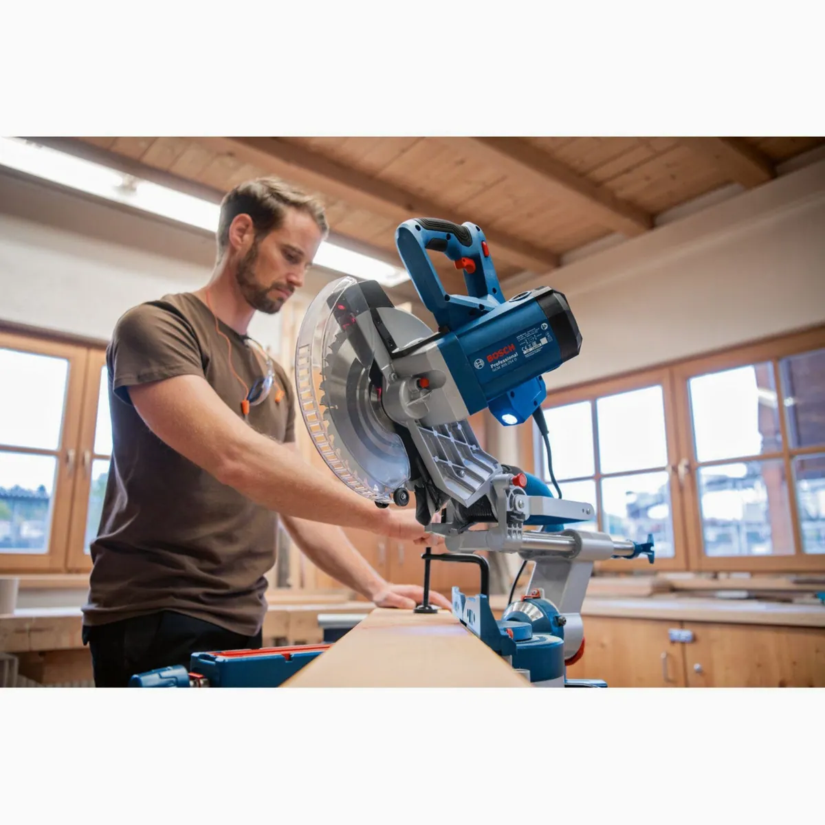 Bosch Professional GCM 305-254 D, mobile Kapp- und Gehrungssäge, hohe Schnittkapazität, ergonomische Handhabung, präzise Laserführung 5