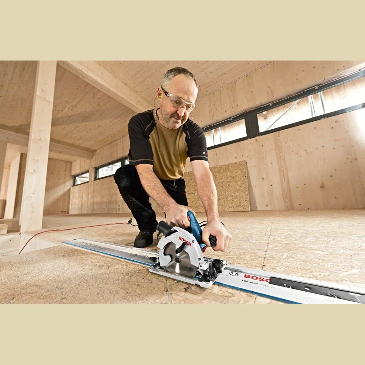 Bosch Professional GKS 55+ GCE, hohe Schnittkapazität, elektronische Drehzahlregelung, kompatibel mit Führungsschienen 2