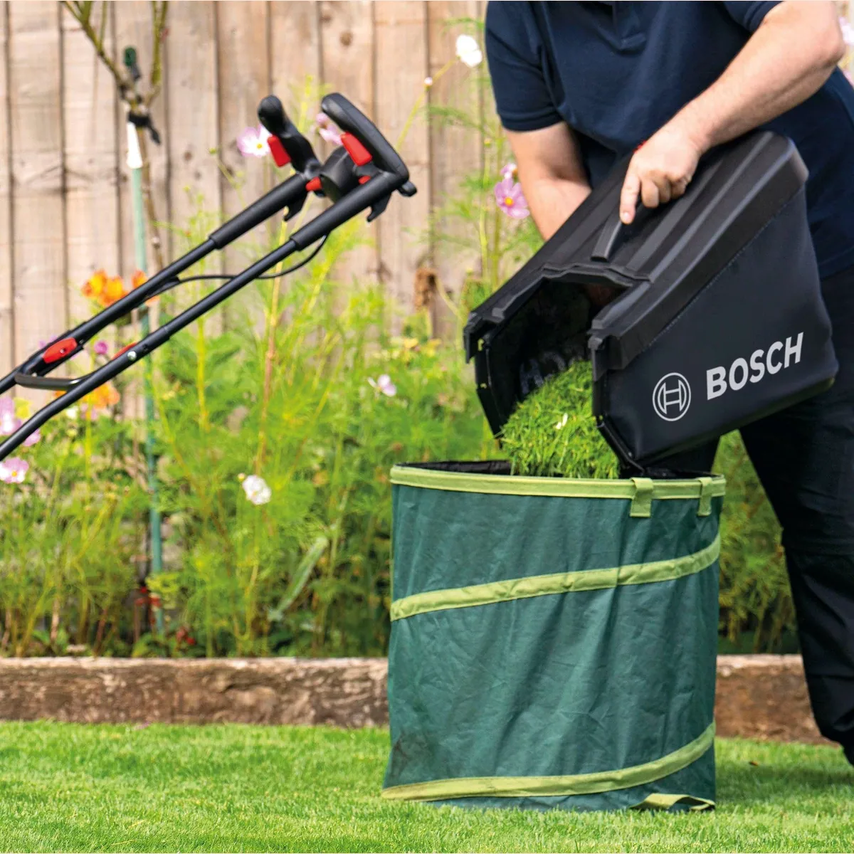 Bosch Home & Garden UniversalRotak 2x18V-37-550, bürstenloser Motor, Ergoflex-Griffe 2