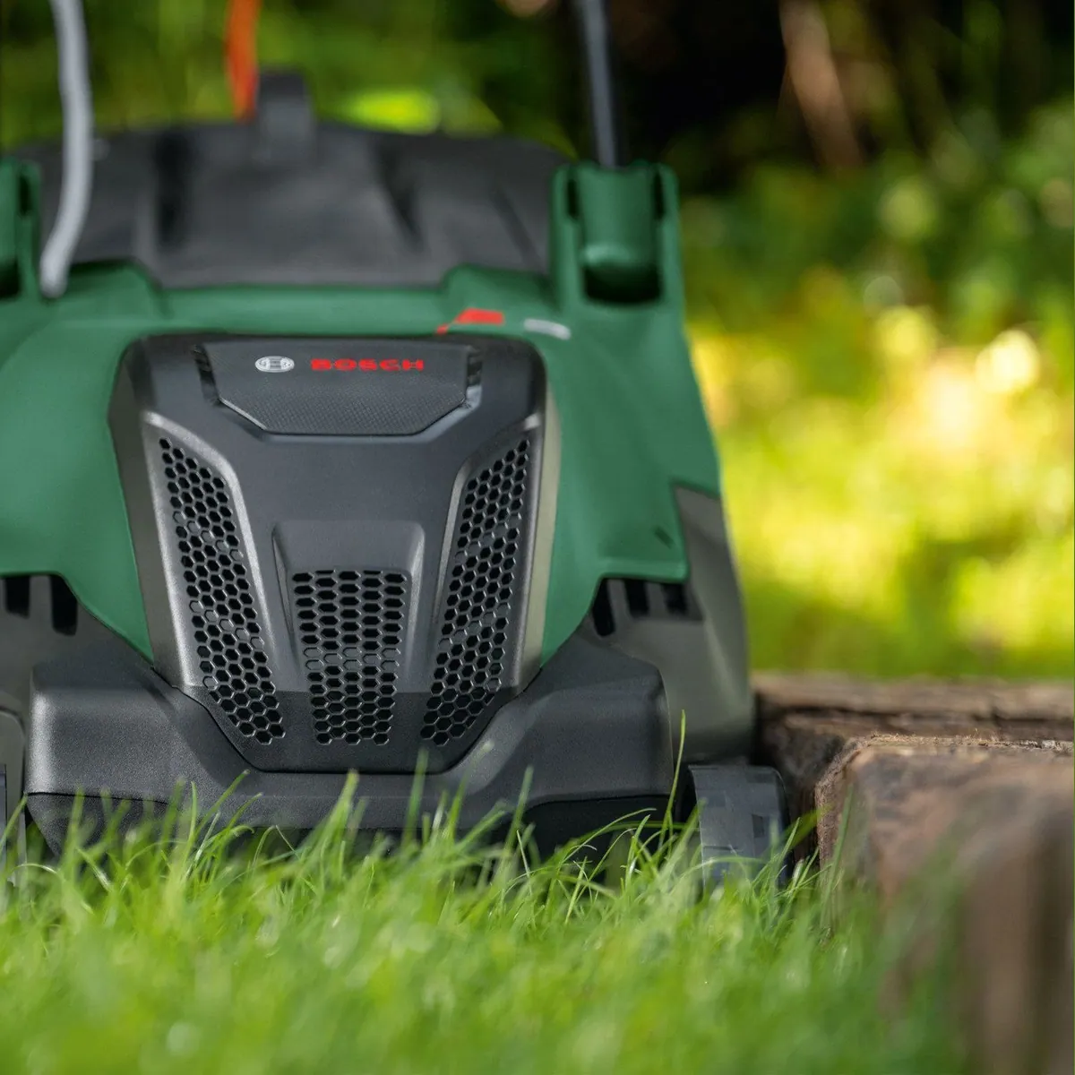 Bosch Home & Garden AdvancedRotak 44-750, 44 cm Schnittbreite, präzise Rasenpflege 5