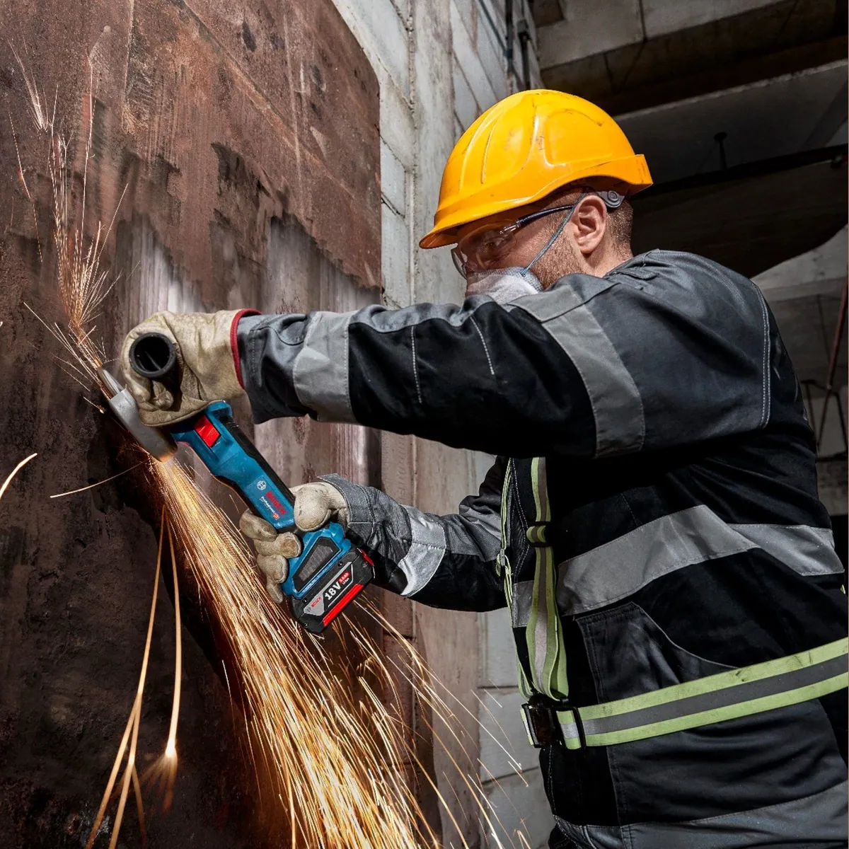 Bosch Professional GWS 18V-11 Akku-Winkelschleifer, 125 mm, 2x 5,0 Ah Akku, Ladegerät 4