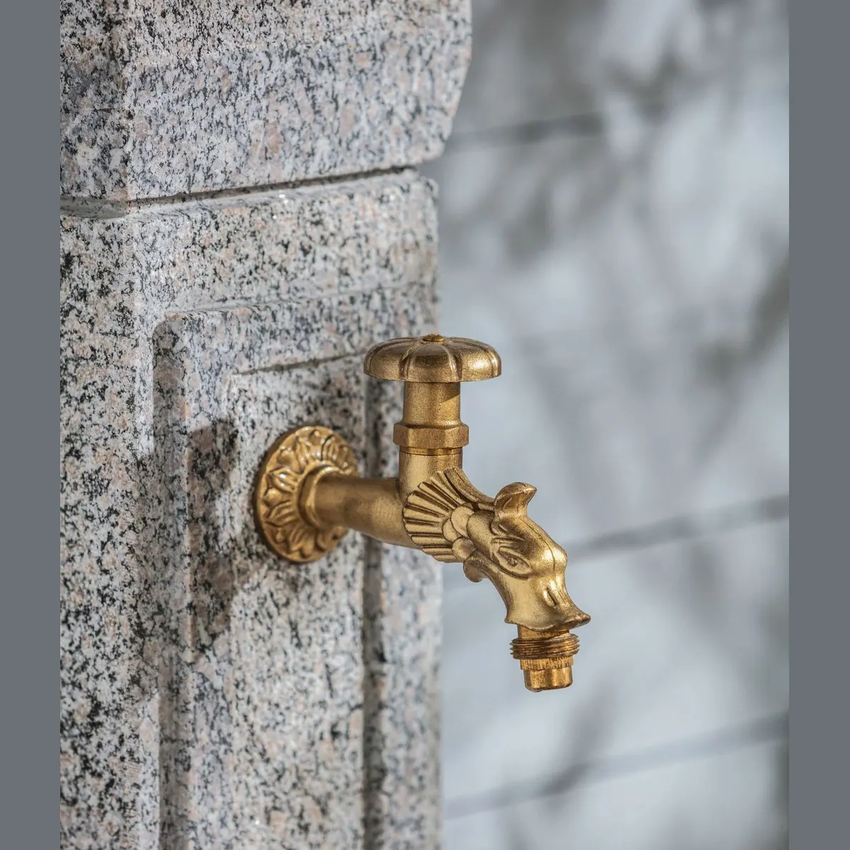 Dehner Gartenbrunnen Berlin, 110 x 45 x 60 cm, Granit, nostalgischer Wasserhahn 4