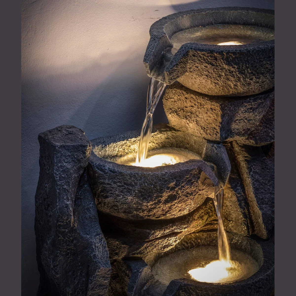 Dehner Gartenbrunnen Gresta, rustikales Design mit LED-Beleuchtung, 40,5 cm breit 5
