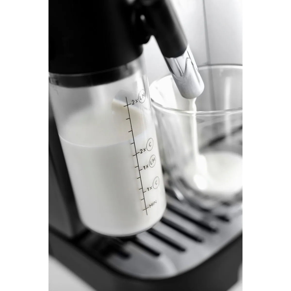 De'Longhi Magnifica Evo ECAM290.61.SB, 5 Kaffeerezepte, LatteCrema System, automatische Reinigung 3