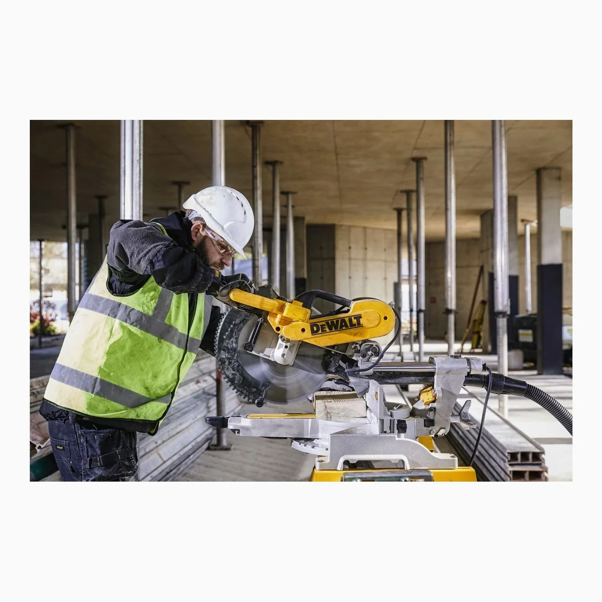 DeWalt DWS780-QS Paneelsäge, präzise Gehrungs- und Neigungseinstellungen 4