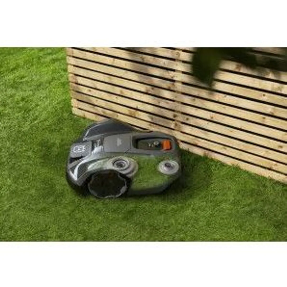 Husqvarna Automower 405XE NERA, präzise Mähleistung, intelligente Steuerung, leise im Betrieb 4
