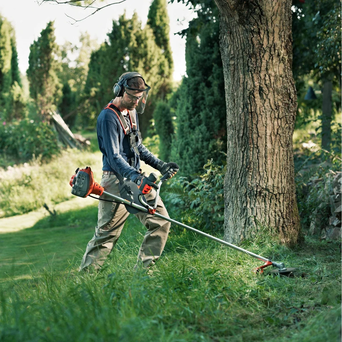 Husqvarna 122R Benzin-Motorsense, 2-Takt Freischneider, 43 cm Schnittbreite 2
