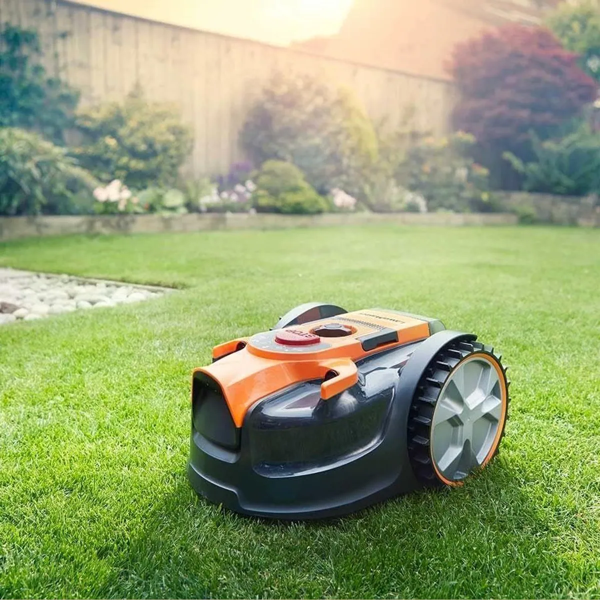 Lawnmaster OcuMow Mähroboter, kabellos, für Rasenflächen bis 80 m² — ohne Begrenzungskabel, stufenlose Höhenverstellung, Sicherheitsfunktionen 2