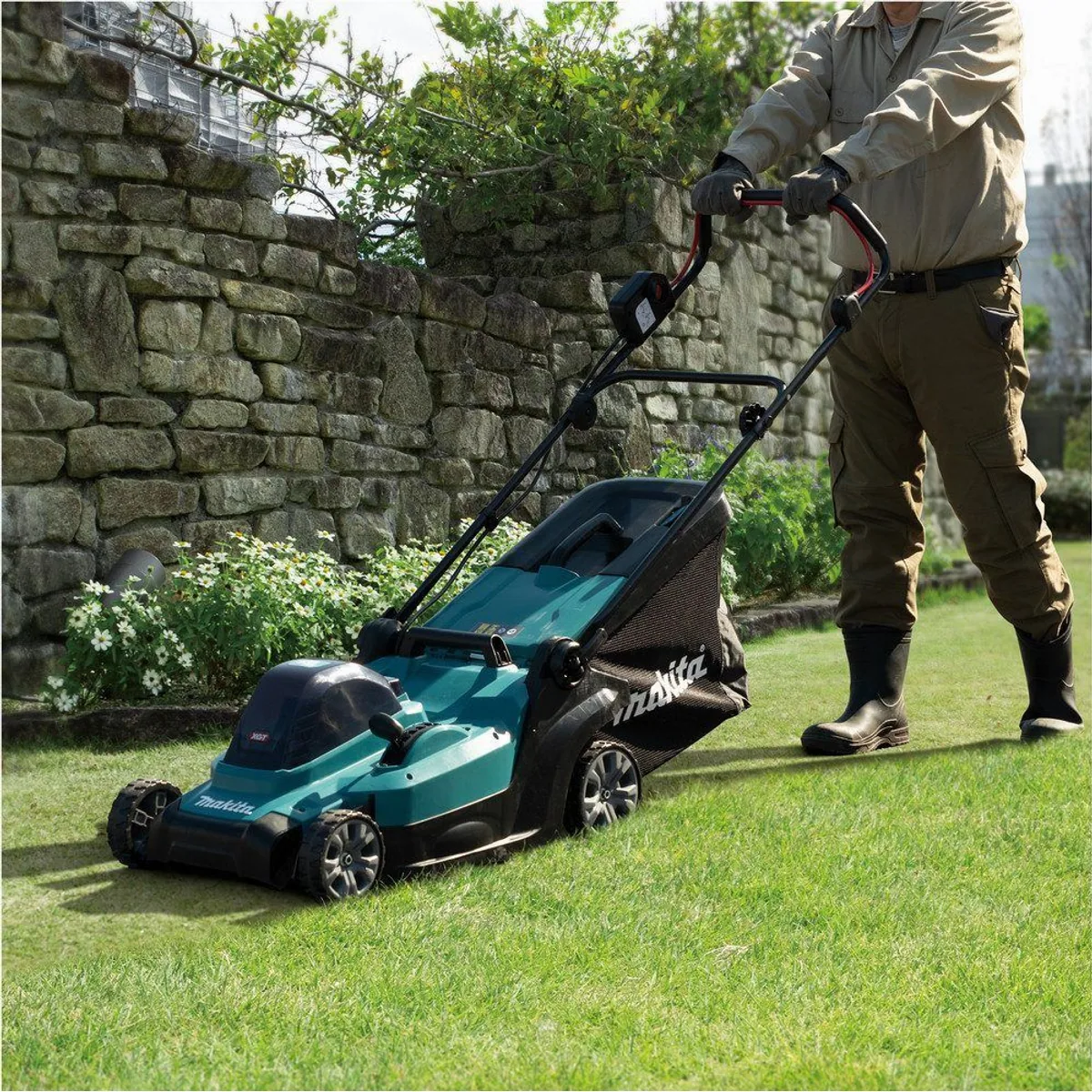 Makita LM004GZ Akkurasenmäher, 40V max., 43 cm Schnittbreite, 50 l Fangbox 2