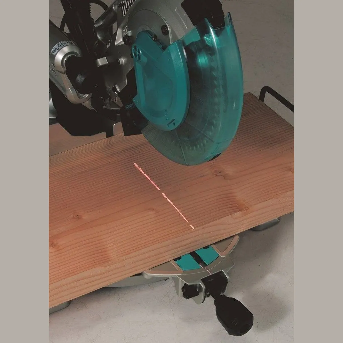 Makita LS1019L Kapp- und Gehrungssäge, 1.510 W, präzise Schnitte — 260 mm, Laserlinie, kompakte Bauweise 2