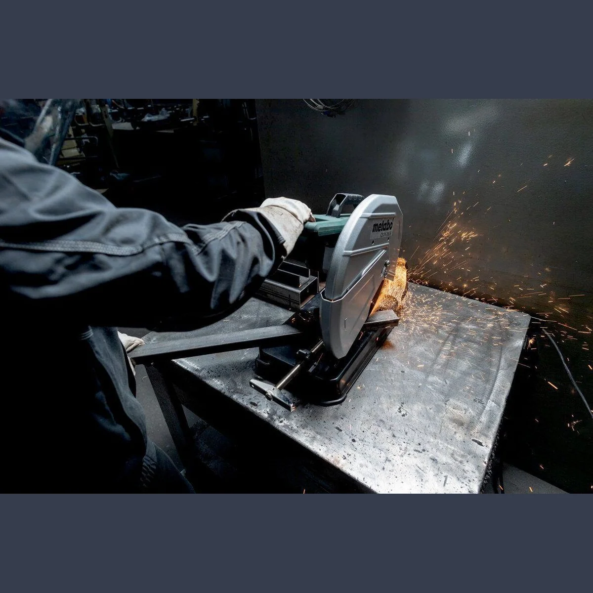 metabo CS 24-355 S Metalltrennschneider, kraftvoll und präzise — Gehrungseinstellung, Sanftanlauf, Handgriff 3
