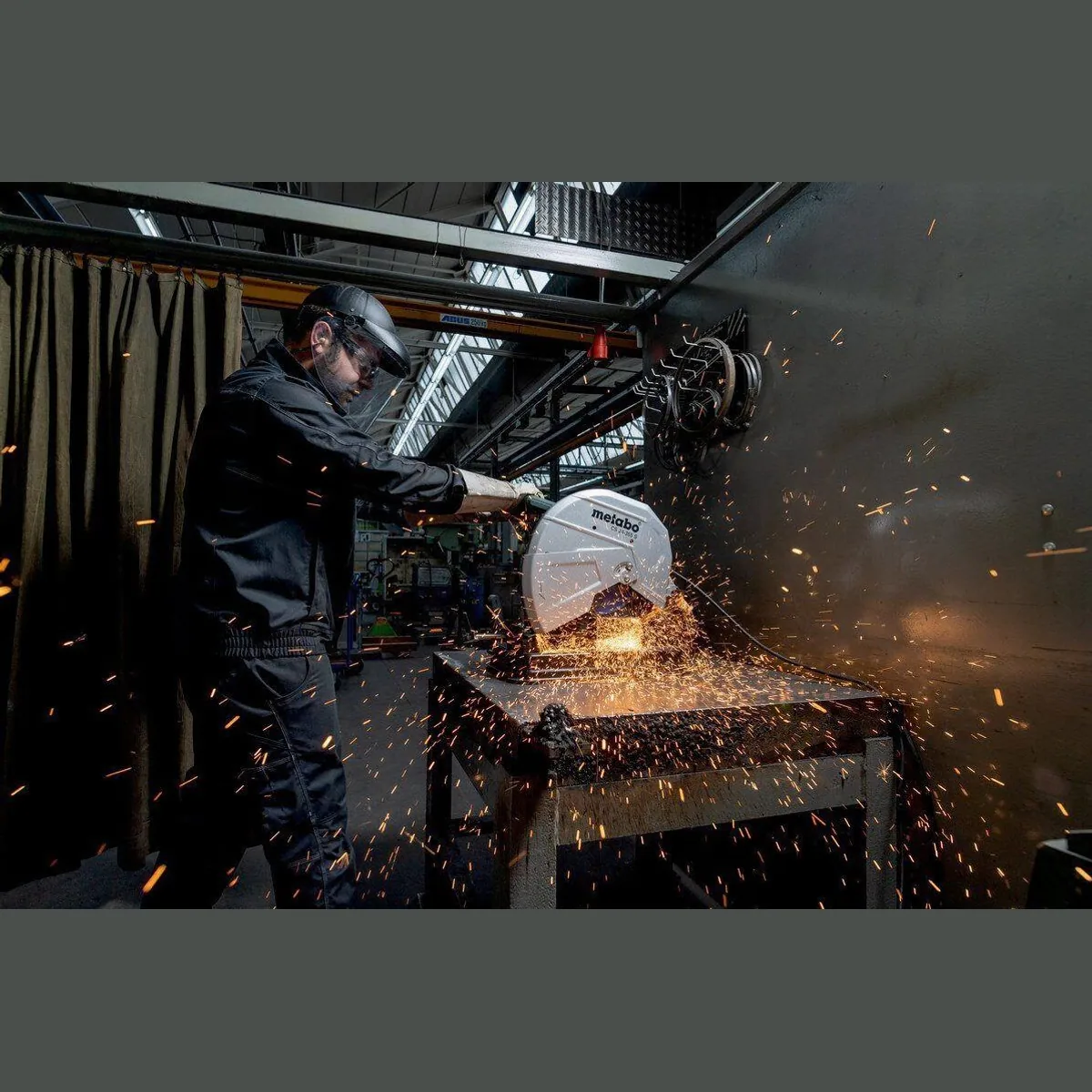 metabo CS 24-355 S Metalltrennschneider, kraftvoll und präzise — Gehrungseinstellung, Sanftanlauf, Handgriff 4