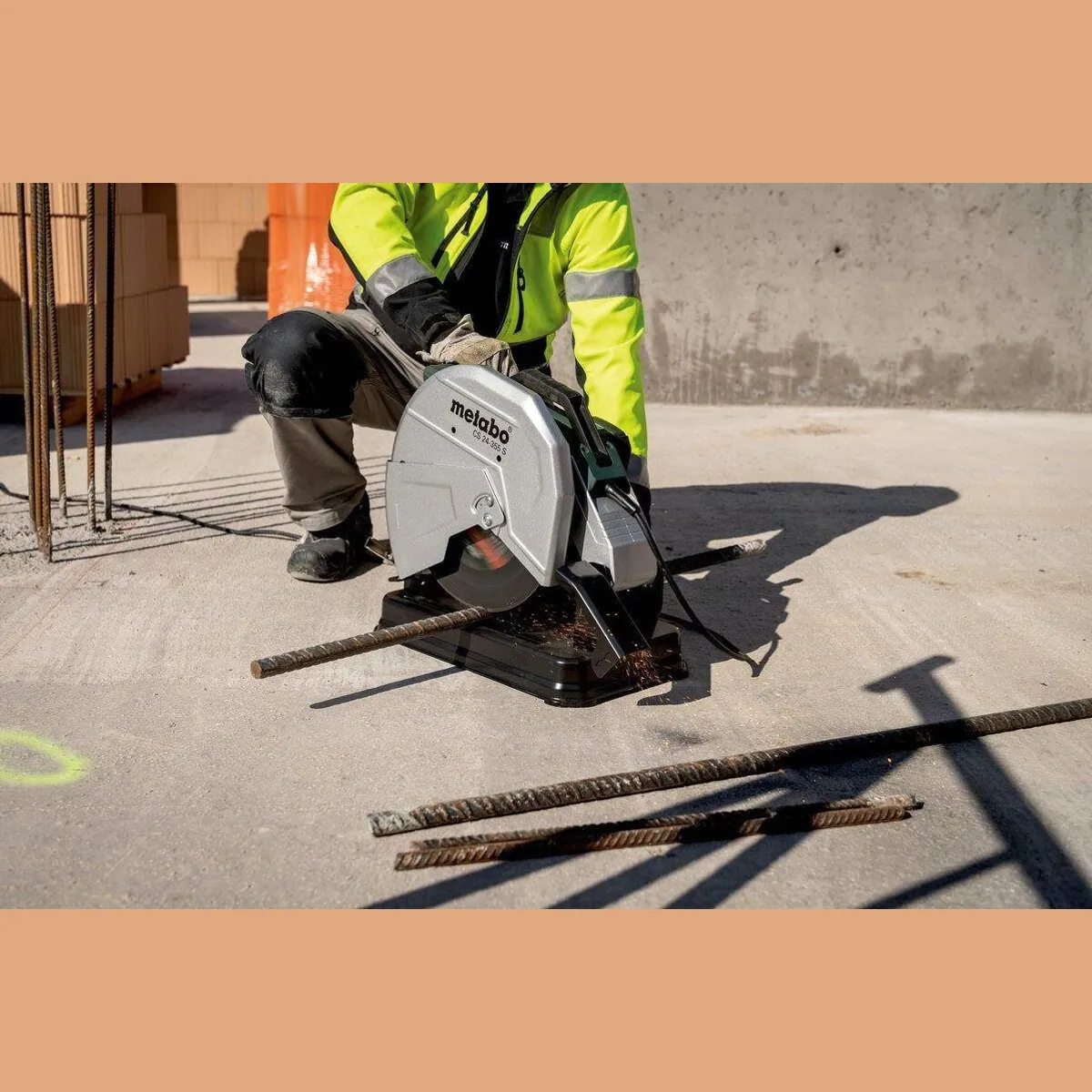 metabo CS 24-355 S Metalltrennschneider, kraftvoll und präzise — Gehrungseinstellung, Sanftanlauf, Handgriff 5