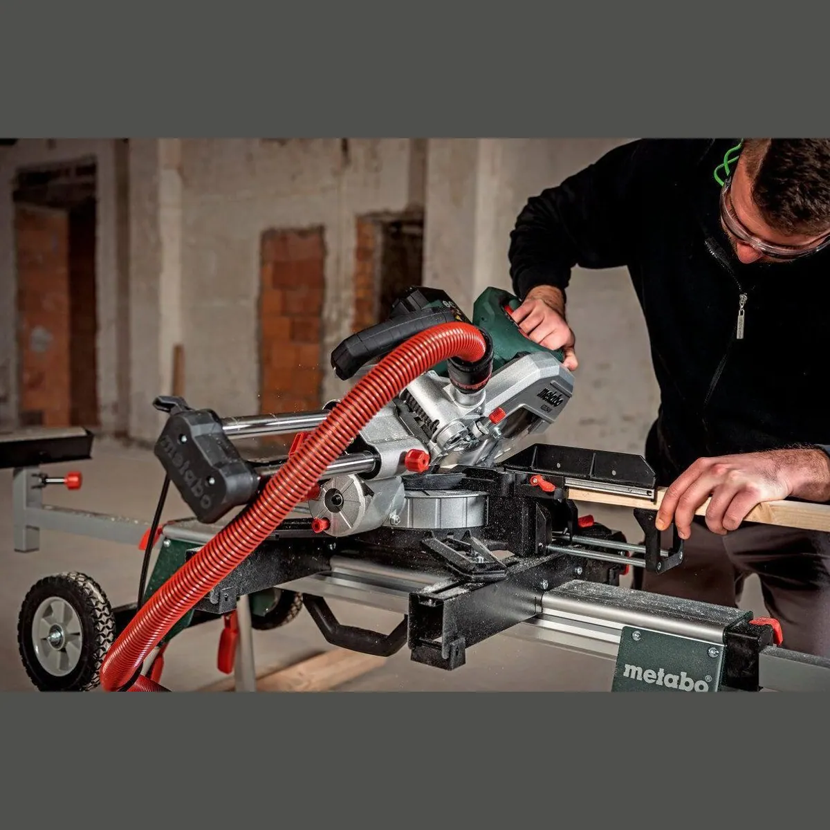 Metabo KGS 254 M Set, Kappsäge mit Zugfunktion und 2. Hartmetall-Sägeblatt 4