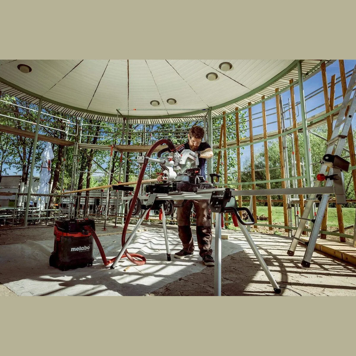 Metabo KGS 18 LTX BL 254 Akku-Kapp-Gehrungssäge, leistungsstarker Brushless-Motor, präzise Schnittführung 2