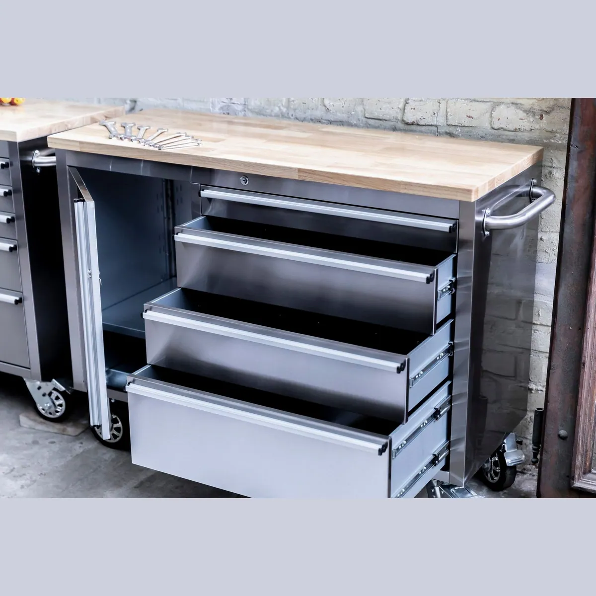 ONDIS24 Werkstattwagen Edelstahl, 4 Schubladen, abschließbar, massives Holz — max. Traglast 300 kg 4