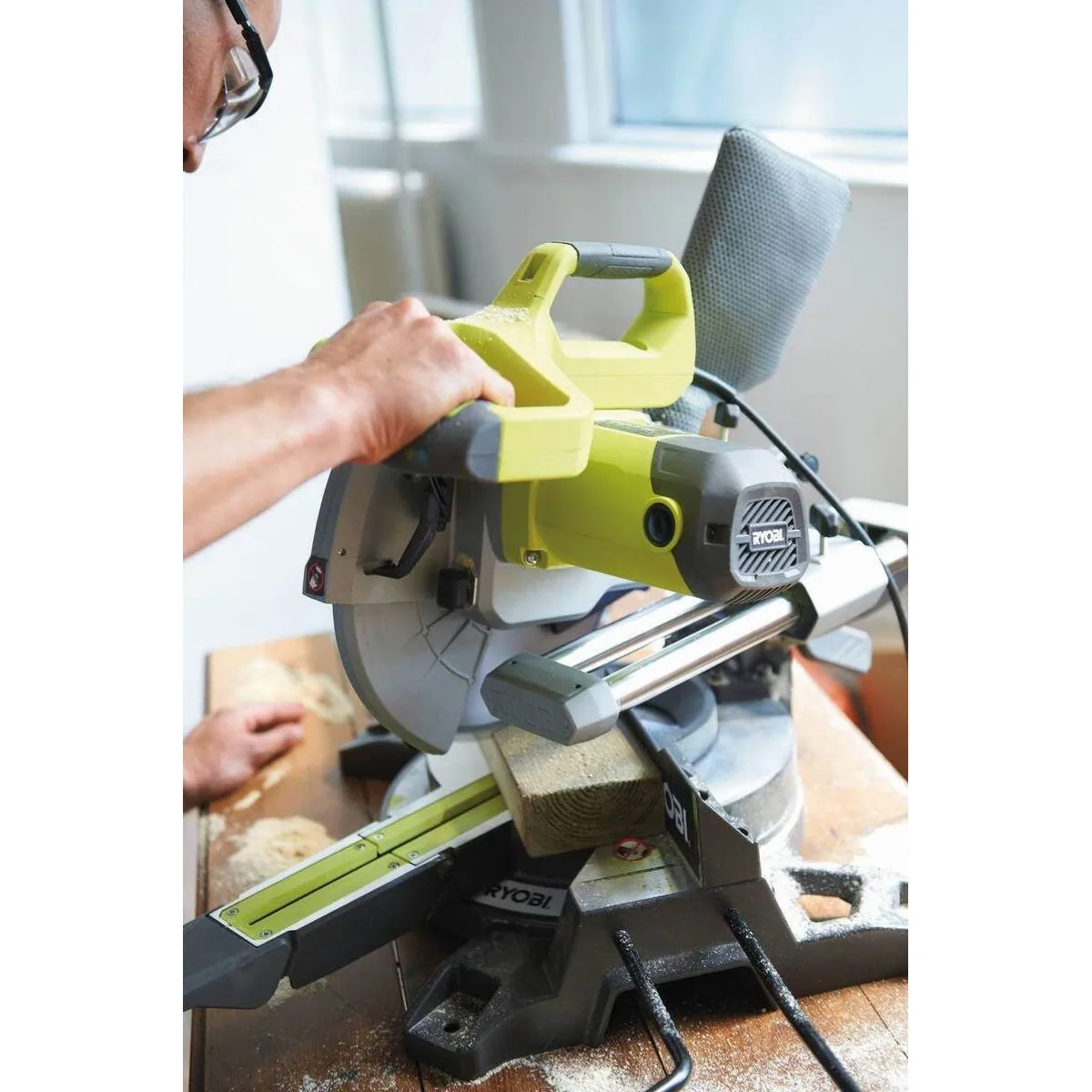 RYOBI EMS254L Kapp- und Gehrungssäge, 2000 W, 254 mm Sägeblatt, Zugfunktion 3
