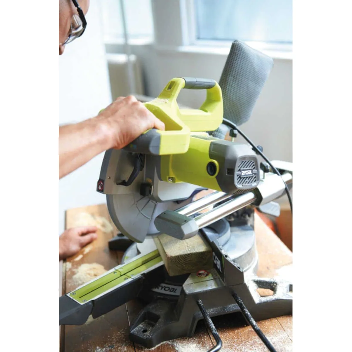 RYOBI EMS254L Kapp- und Gehrungssäge, 2000 W, 254 mm Sägeblatt, Zugfunktion 4