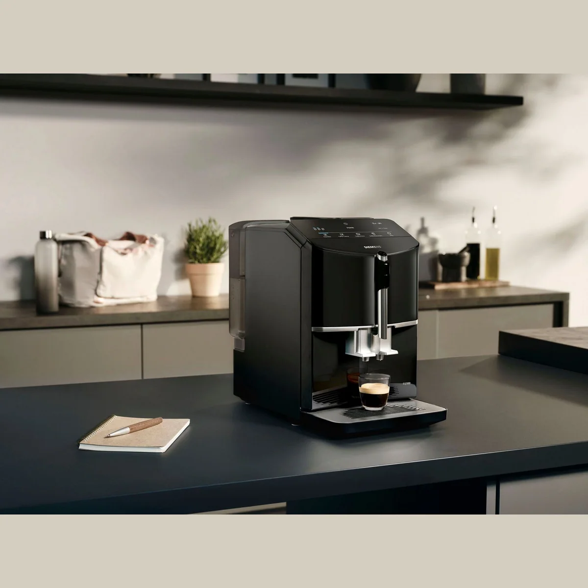 SIEMENS EQ300 TF301E19 Kaffeevollautomat, OneTouch-Funktion, Keramikmahlwerk, Milchaufschäumer 2