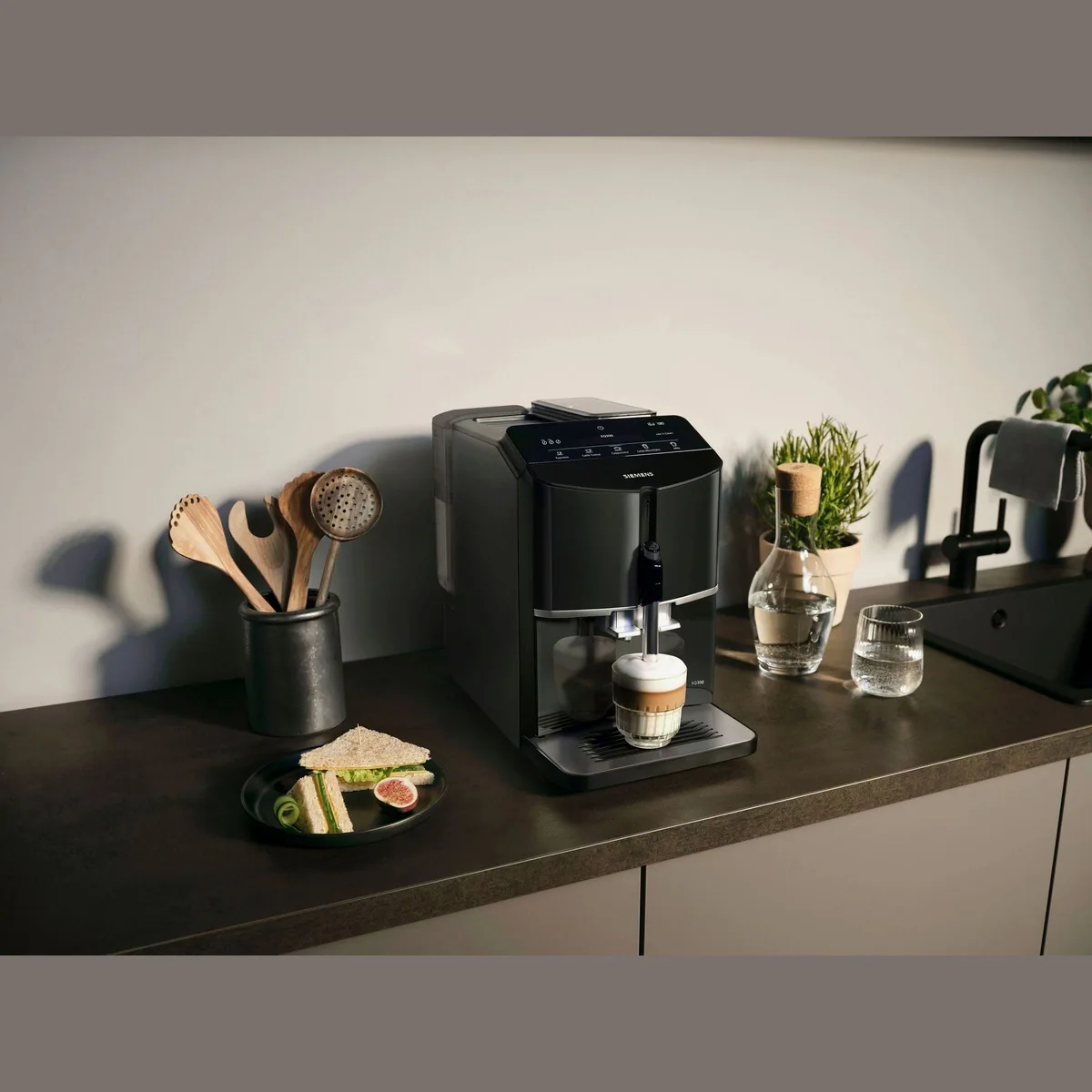 SIEMENS EQ300 TF301E19 Kaffeevollautomat, OneTouch-Funktion, Keramikmahlwerk, Milchaufschäumer 3