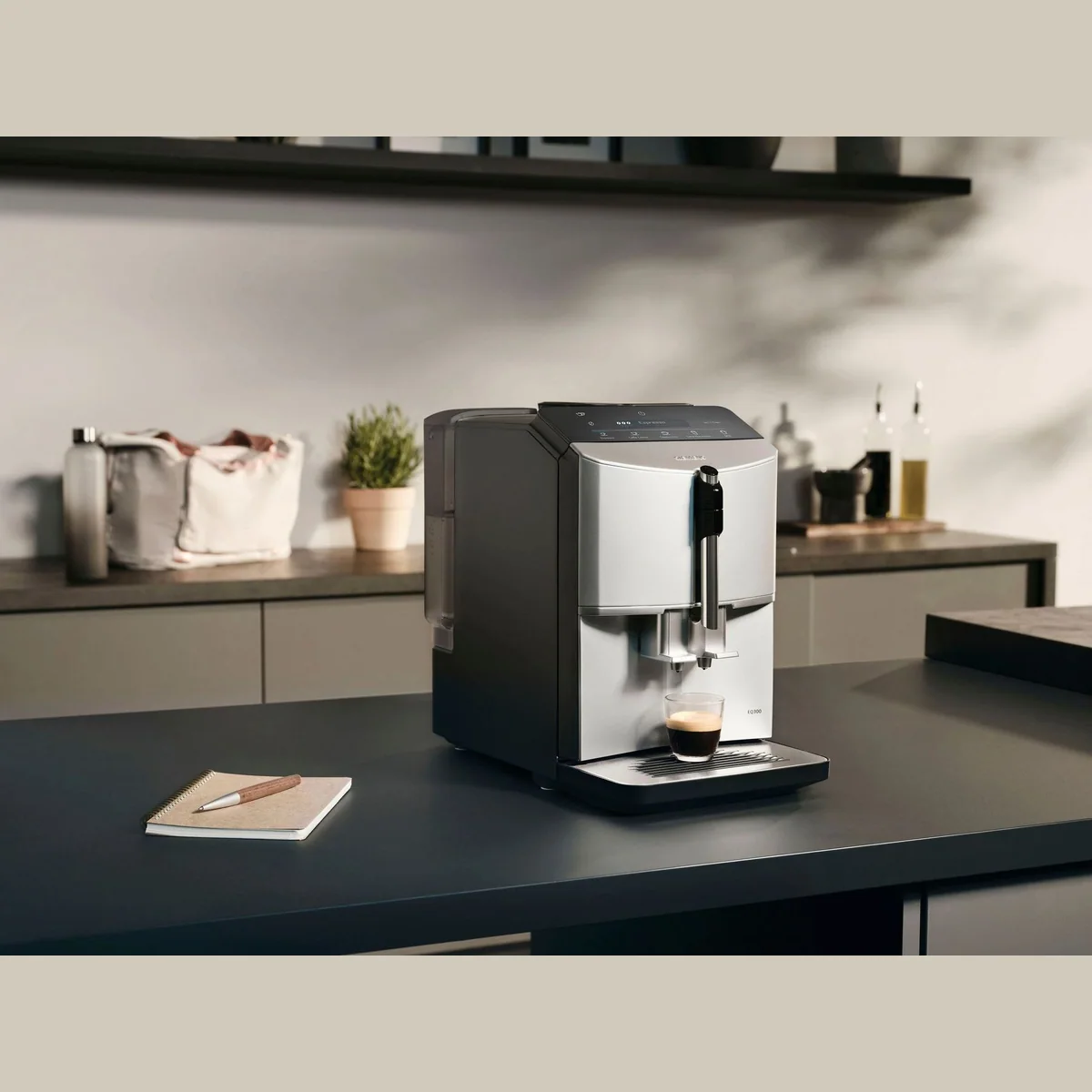SIEMENS EQ.300 TF303E01 Kaffeevollautomat, OneTouch-Funktion, benutzerfreundliches Display, Keramikmahlwerk 2