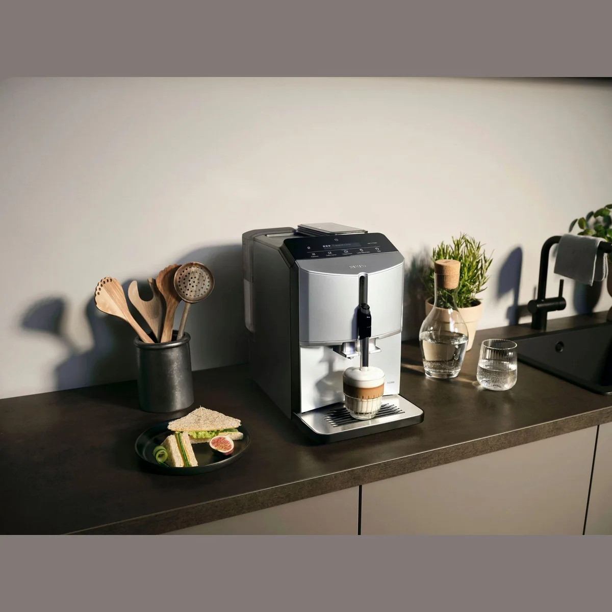 SIEMENS EQ.300 TF303E01 Kaffeevollautomat, OneTouch-Funktion, benutzerfreundliches Display, Keramikmahlwerk 3