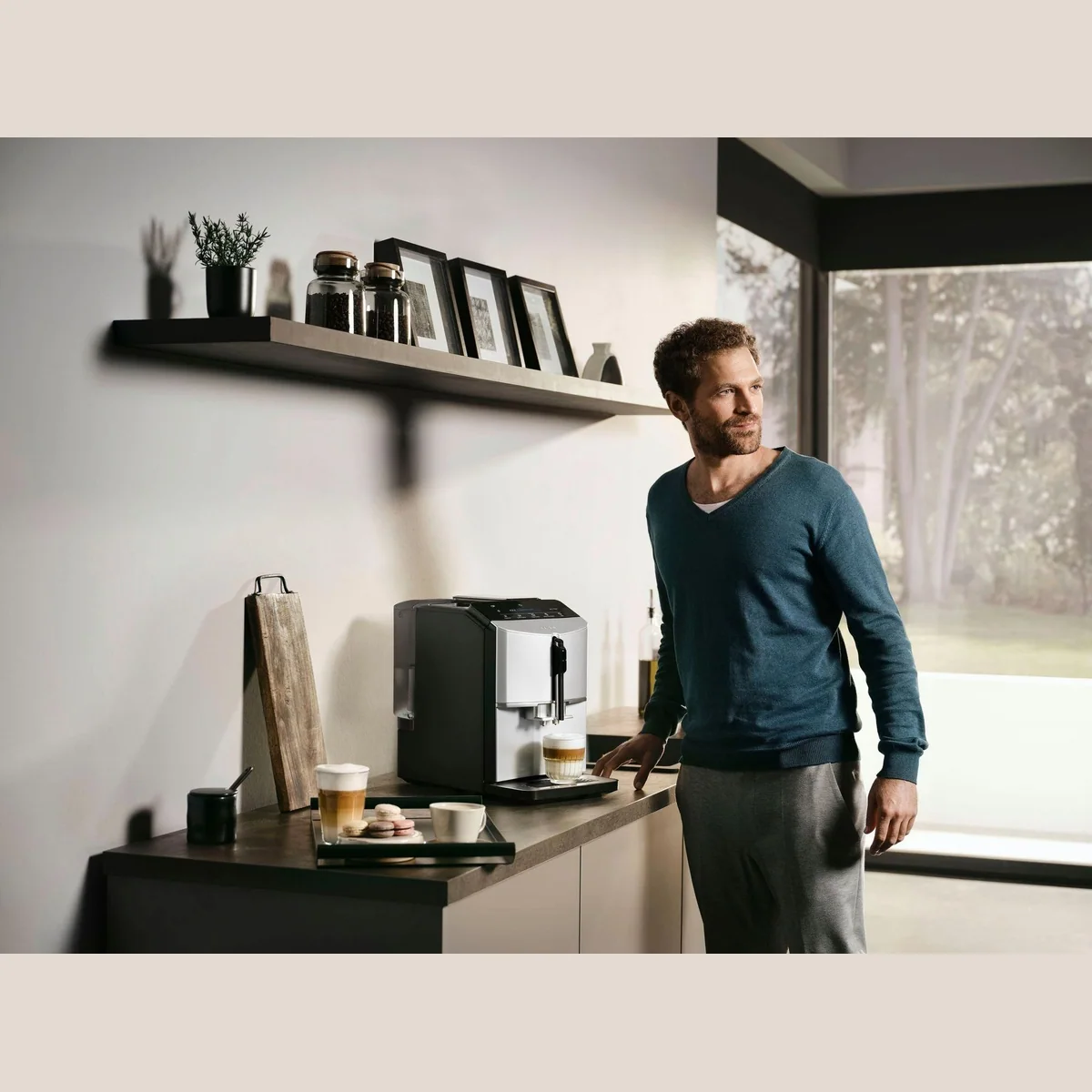 SIEMENS EQ.300 TF303E01 Kaffeevollautomat, OneTouch-Funktion, benutzerfreundliches Display, Keramikmahlwerk 4