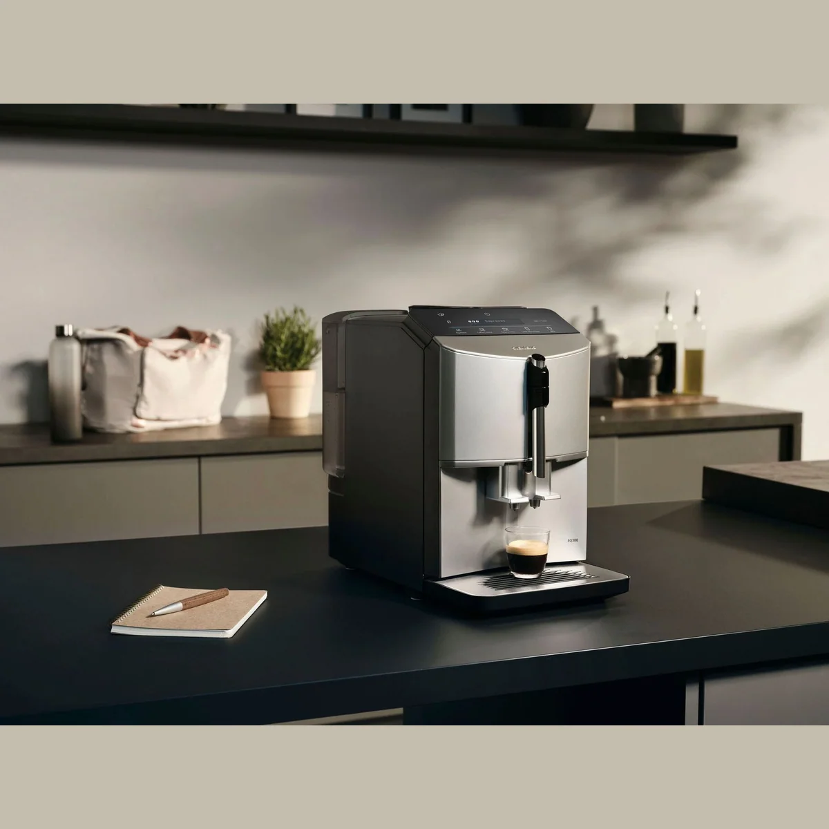 SIEMENS EQ.300 TF303E07 Kaffeevollautomat, OneTouch-Funktion, Keramikmahlwerk, benutzerfreundliches Display 2