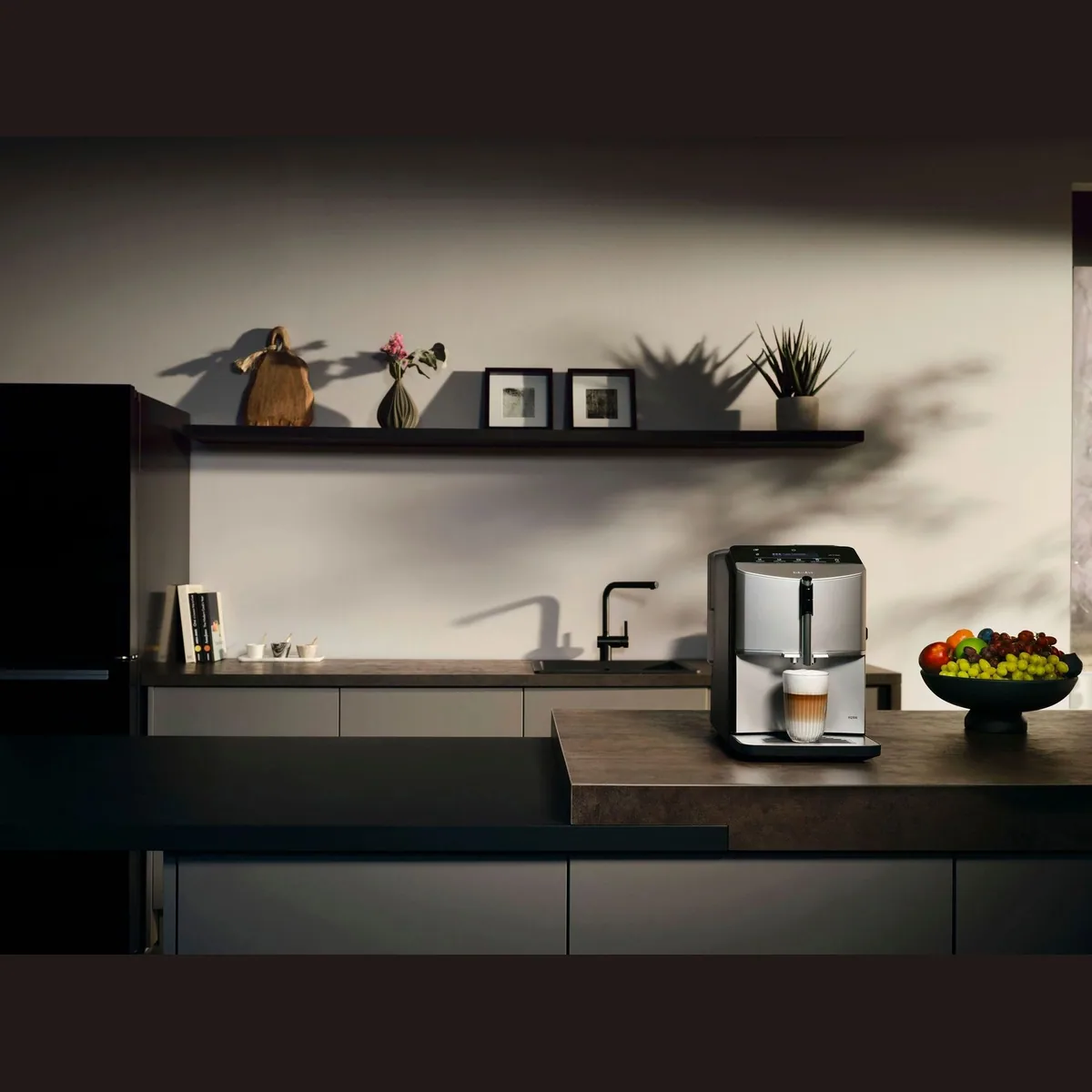 SIEMENS EQ.300 TF303E07 Kaffeevollautomat, OneTouch-Funktion, Keramikmahlwerk, benutzerfreundliches Display 3
