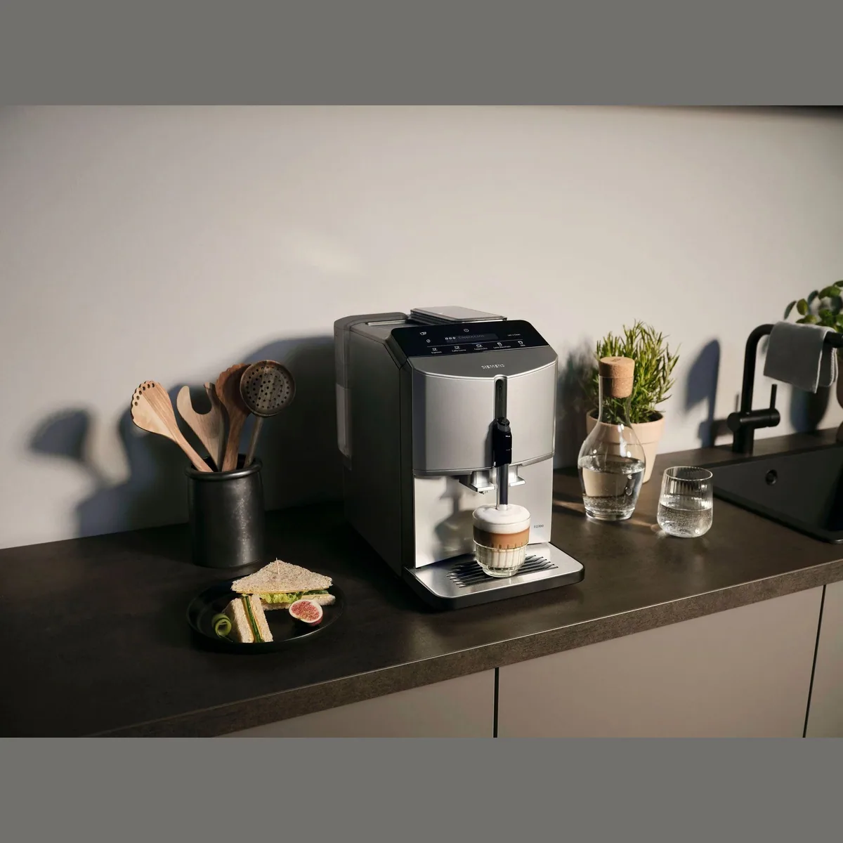SIEMENS EQ.300 TF303E07 Kaffeevollautomat, OneTouch-Funktion, Keramikmahlwerk, benutzerfreundliches Display 4
