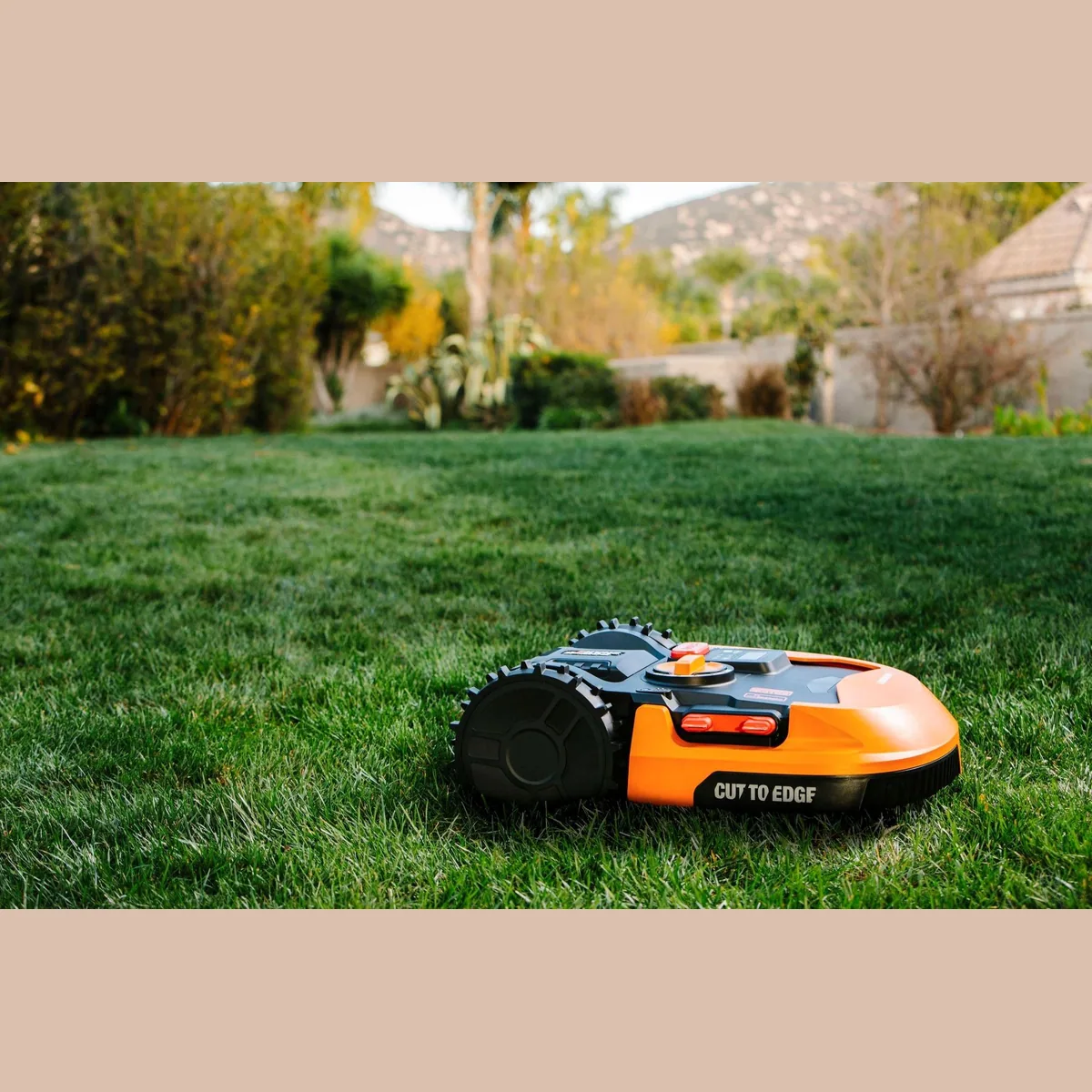 Worx Landroid M700 Plus, für Rasenflächen bis 700 m², WiFi/Bluetooth, Cut-to-Edge 2